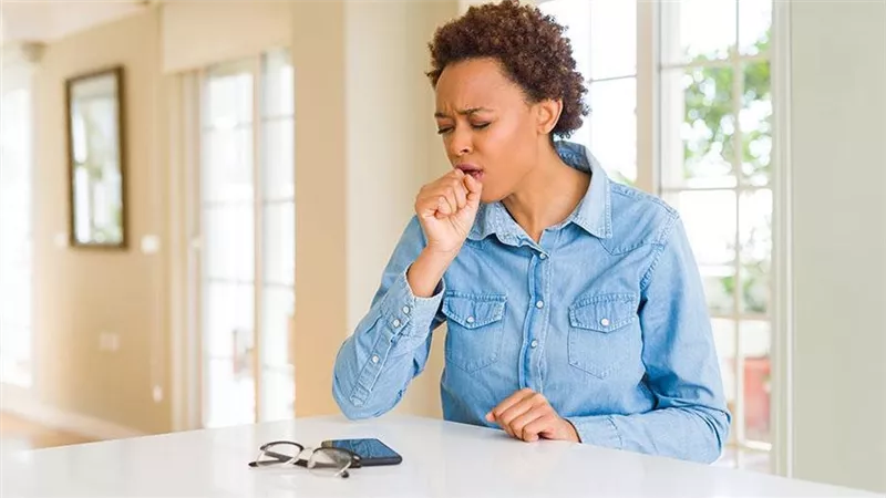 احذر هذه الأعراض.. علامات في سعالك قد تشير إلى مرض قاتل
