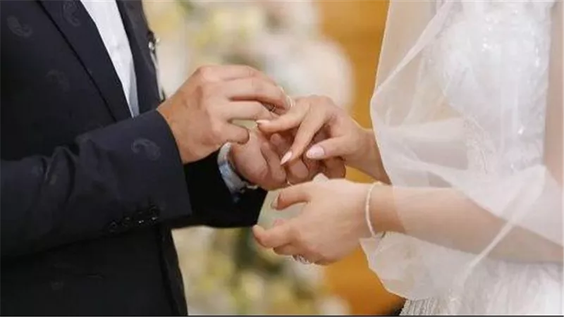 تبتسم وتتألم.. عريس يصفع عروسته في حفل زفافهما فجأة وسط ذهول المعازيم