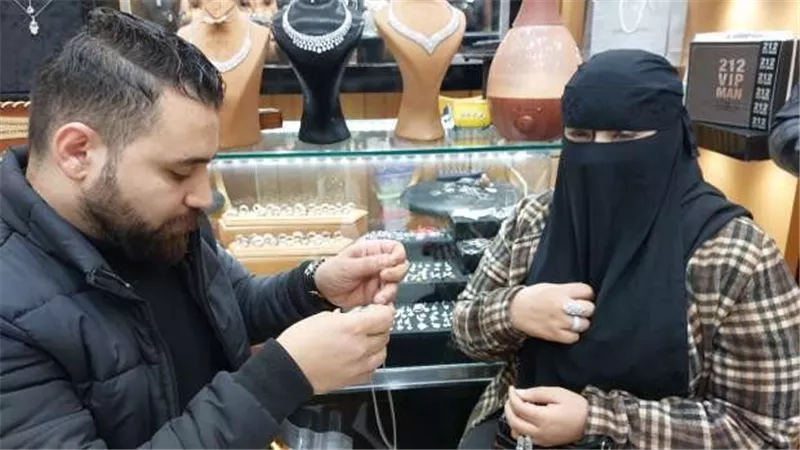 طمعانين فيا.. لماذا انفصل عروسا الفضة بعد أيام من الشبكة ؟