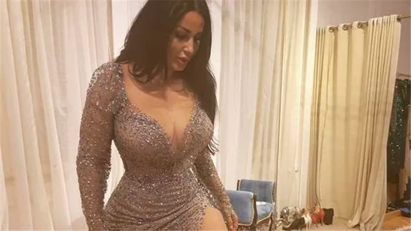 بحفل محمد منير.. وصلة رقص لـ ندى الكامل | فيديو