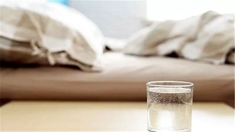 احذر.. لماذا لا يجب وضع كوب ماء إلى جوارك أثناء النوم؟