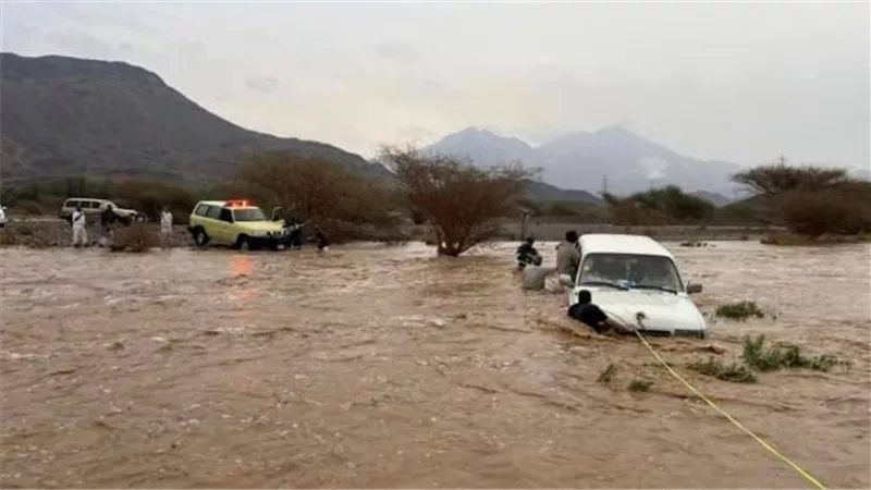 شاهد..لحظات تحبس الأنفاس لطفل حاصرته السيول بالمدينة المنورة | فيديو