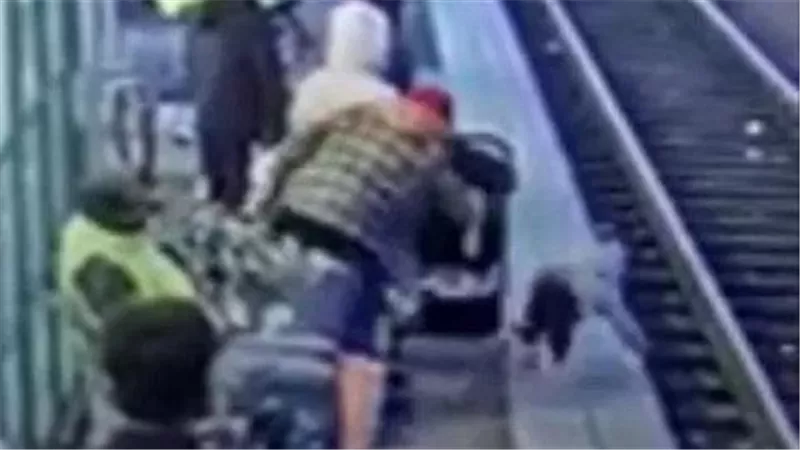 أم ترمي ابنتها أمام قطار.. مقطع فيديو يفضحها والقدر ينقذ الطفلة | شاهد