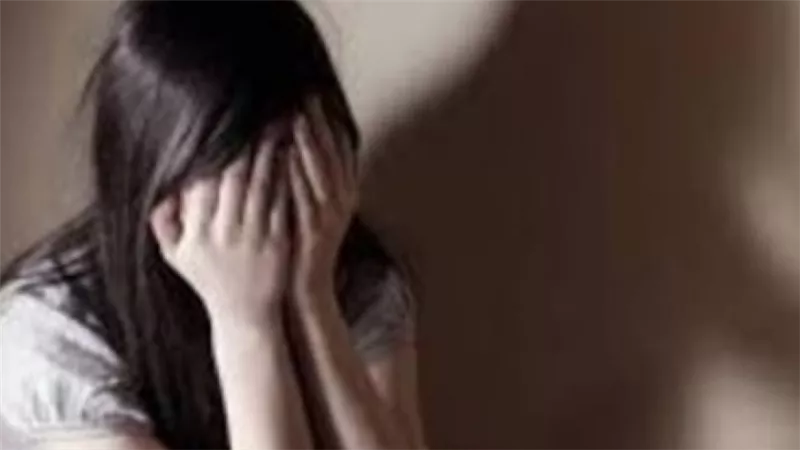 حاول خلع ملابسها على السلم.. قرار عاجل ضد المتهم بالتحرش بطفلة في حلوان 