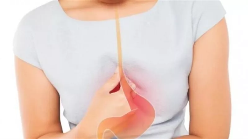 وضعية النوم وشرب الماء.. علاجات منزلية للتخلص من حموضة المعدة