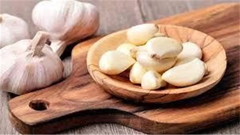 فوائد مذهلة..ماذا يحدث للجسم عند تناول فصين من الثوم على الريق يوميا؟