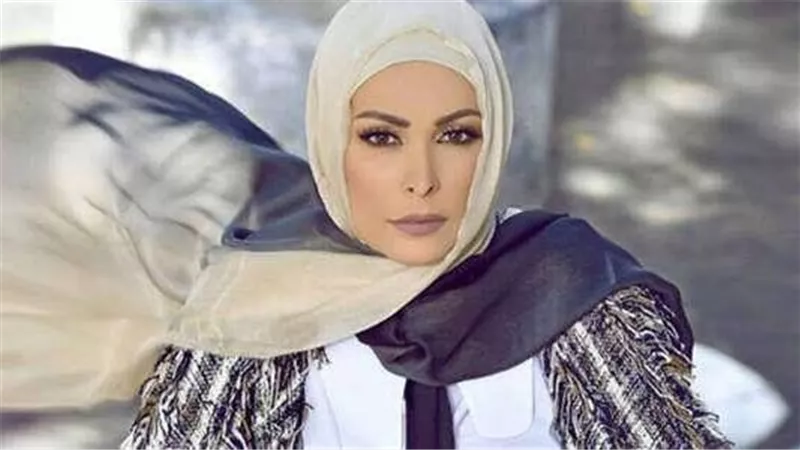 أسياخ في رجلها.. ما هو المرض الذي تعاني منه أمل حجازي؟