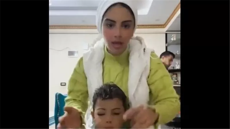 خالد عينه باظت من الحسد.. بلوجر شهيرة تثير السوشيال ميديا بصورة عجيبة لإبنها | شاهد