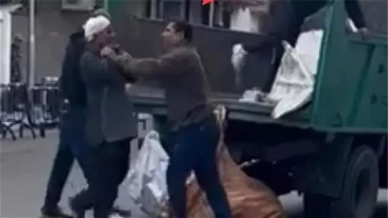 إهانة تنتهي باعتذار رسمي.. حكاية فيديو جامع قمامة أشعل مواقع التواصل | شاهد