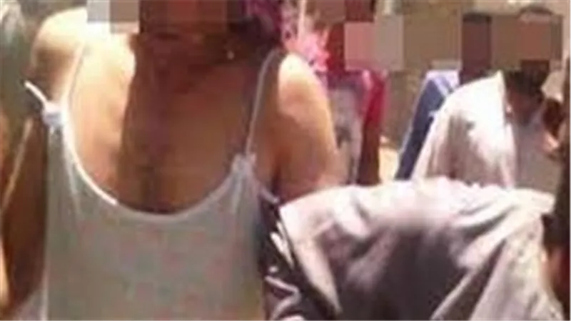 واقعة مخزية بسبب فتاة.. تفاصيل مثيرة في إجبار شاب على ارتداء قميص نوم بالدقهلية 