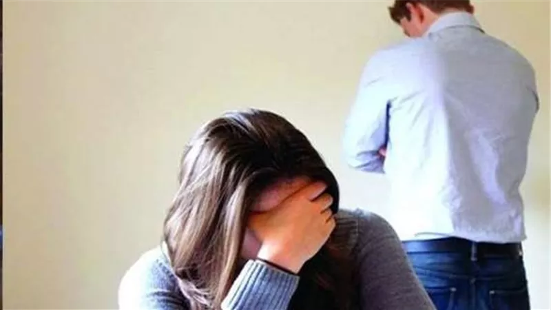 وجدت ملابسي الخاصة متسخة في الحمام.. مأساة وفاء مع خيانة زوجها أمام محكمة الأسرة