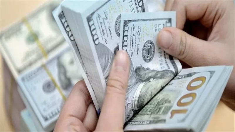 الأخضر قفز إلى 32 جنيها ثم تراجع.. أسباب الارتفاع التاريخي في سعر الدولار اليوم