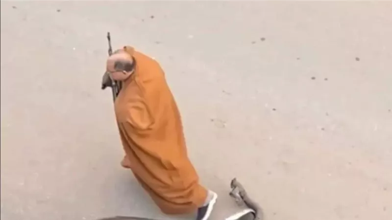 لبّسوه قميص نوم.. حكاية مسجل خطر نفّذ 100 جريمة وأرعب بورسعيد | فيديو