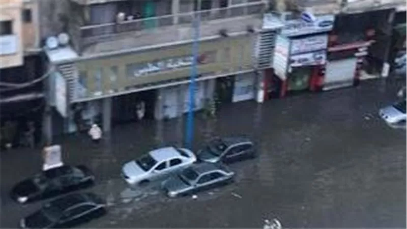 مياه دخلت المنازل وسيارات تسبح بالشوارع.. ماذا فعلت نوة الفيضة الكبرى بالإسكندرية؟