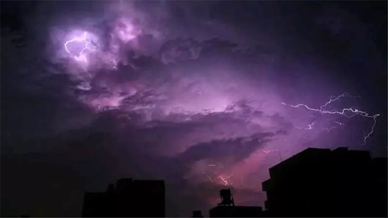 الأرصاد تجيب.. هل يتسبب الرعد والبرق في نشوب الحرائق؟
