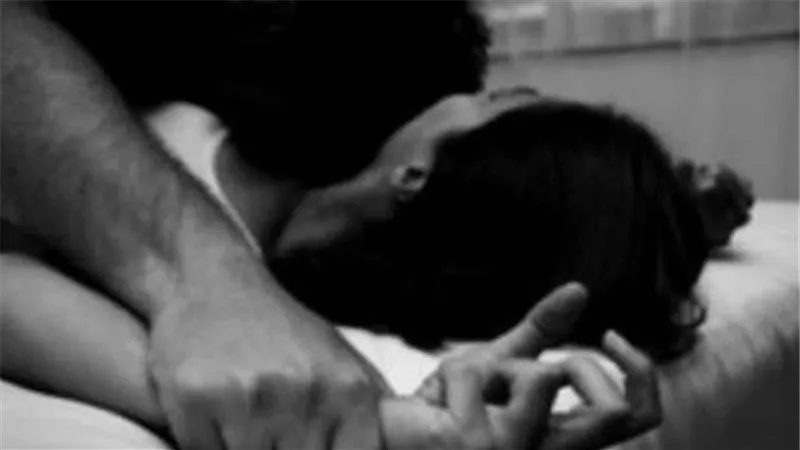 مارسا الرذيلة بجوار الجثة.. سيدة تخنق زوجها بمعاونة عشيقها بعد ضبطهما في وضع مخل 