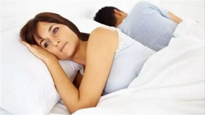 أستاذ بالأزهر يجيب.. ترفض طلب زوجها الجماع في وجود طفل نائم فهل تلعنها الملائكة؟ | فيديو