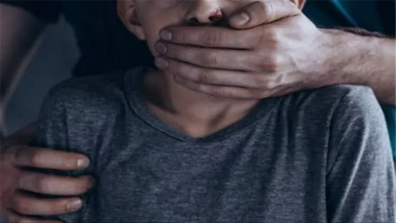 سفاحو أكتوبر.. فران ومكوجي وعامل يهتكون عرض طفل عمره 13 عاما