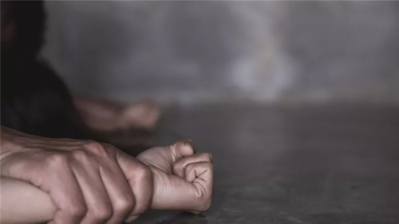 استغل غياب زوجها وهتك عرضها..السجن 5 سنوات لعامل بتهمة التحرش بربة منزل في القاهرة 