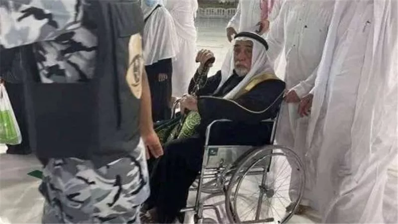 خطفت صورته الأنظار.. من هو صالح الشيبي حامل مفتاح الكعبة المشرفة؟