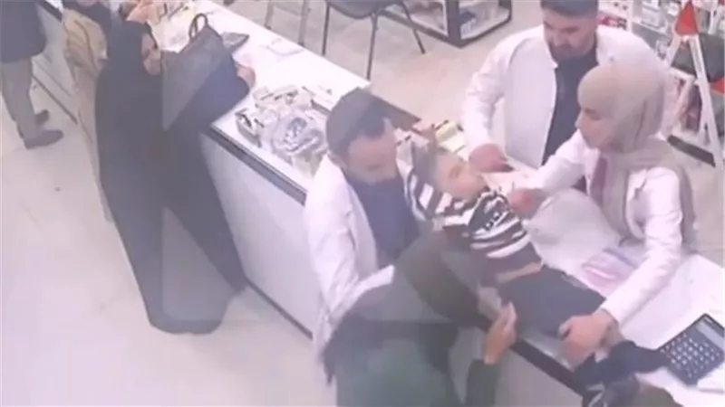 فيديو يحبس الأنفاس.. صيدلي مصري ينقذ طفلا من الموت في ثوان | شاهد