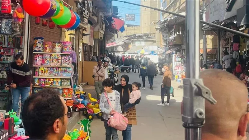 غلق سوق كامل من أجلها..ماذا تفعل منى زكى بدمياط ؟