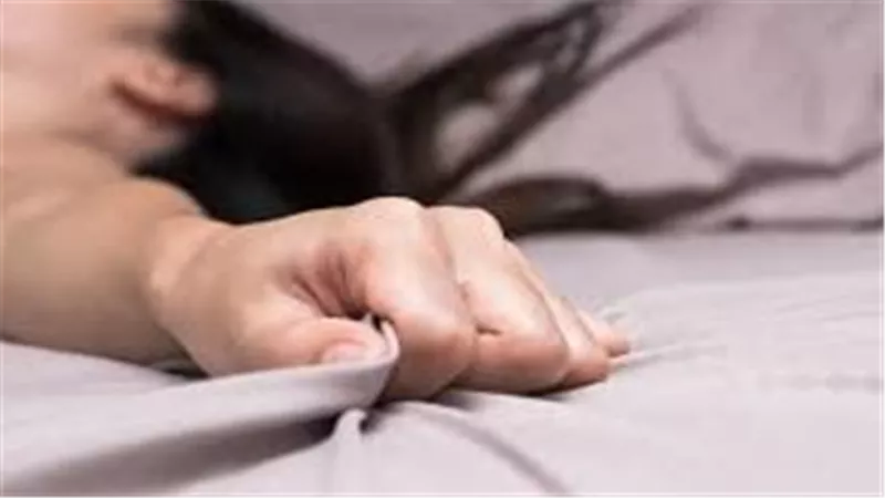 كان مع عشيقته.. تفاصيل مثيرة في وفاة موظف أثناء ممارسة الرذيلة بالشيخ زايد