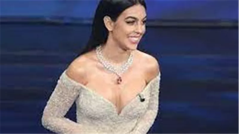 بالرستا.. جورجينا تثير ضجة على السوشيال ميديا | شاهد 