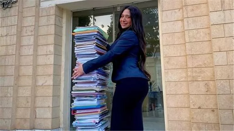 شتموها ودعوا عليها.. صورة الدكتورة نورهان تثير الجدل على السوشيال ميديا والسر في الجيبة | شاهد