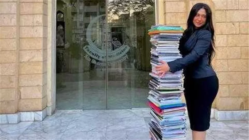 بعد الهجوم عليها بسبب ملابسها.. أول تعليق من خريجة طب عين شمس على صورتها المثيرة للجدل | فيديو