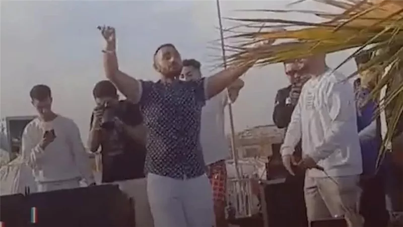 جيولوجيا على الدربُكة.. معلم يراجع منهجًا لطلاب ثانوية عامة بالرقص | شاهد