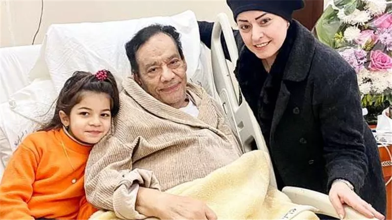 اقتحام الغرفة وطرد راقصة شهيرة.. القصة الكاملة لأزمة حلمى بكر بالعناية المركزة | فيديو