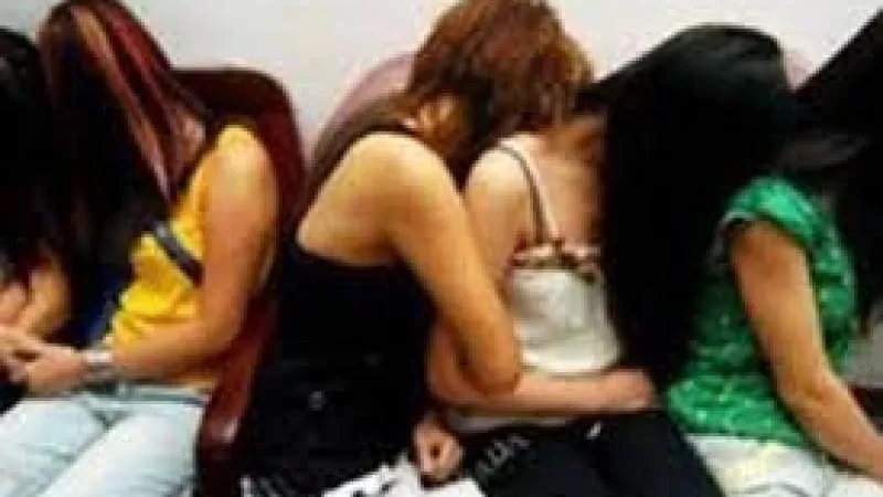 استدراج الأزواج عبر فيس بوك.. تفاصيل مثيرة في القبض على شبكة لتبادل الزوجات بدمياط