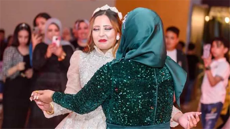 رقصت معاها قبل ما تخلص عليها.. فيديو غير متوقع لقاتلة أمها ببورسعيد | شاهد