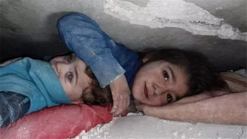 طلعني بصير خدامة عندك.. تفاصيل نجاة طفلة سورية حمت شقيقها الرضيع تحت الأنقاض | فيديو