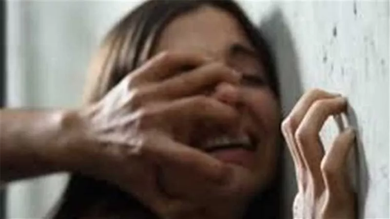 مسكها من منطقة حساسة.. تفاصيل مثيرة جديدة في تحرش طالب بجارته السكرتيرة 