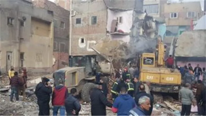 عيالي التلاتة راحوا.. تفاصيل انهيار إحدى الناجيات بجوار أنقاض منزل دمنهور المنهار