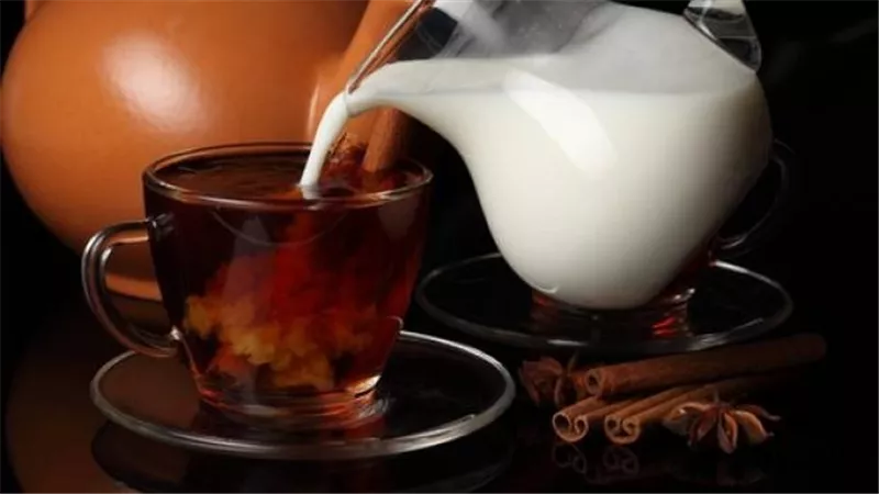 لمحبي الشاي باللبن.. 6 أضرار يسببها الإفراط في تناوله على الريق
