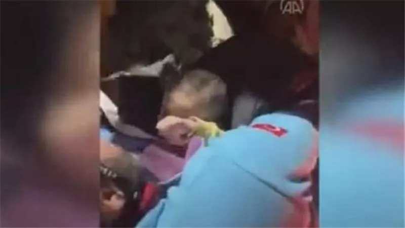 زلزال تركيا.. لحظة إنقاذ رضيع بعد 140 ساعة تحت الأنقاض | فيديو