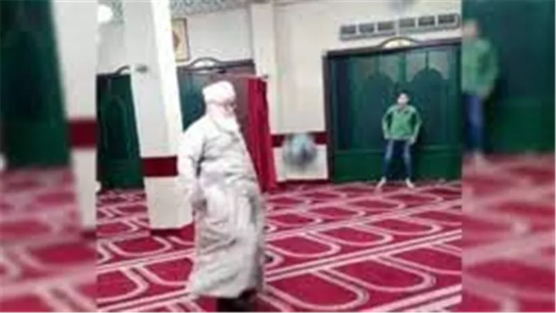 إمام يلعب الكرة داخل المسجد.. القصة الكاملة لفيديو أشعل السوشيال ميديا | شاهد