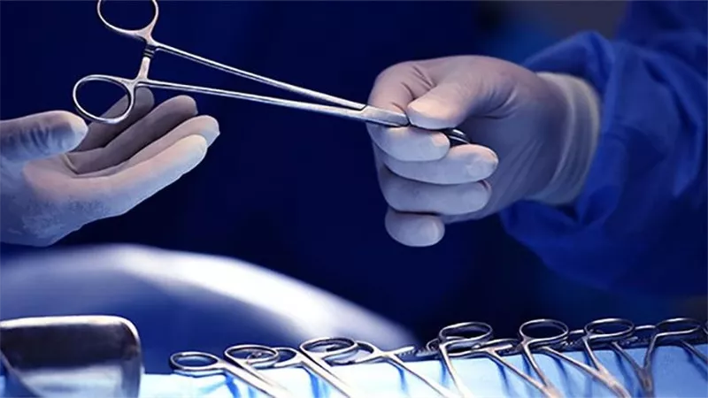 قيصرية دون جرح.. أول تحرك من وزارة الصحة ضد طبيب أثار جدلًا