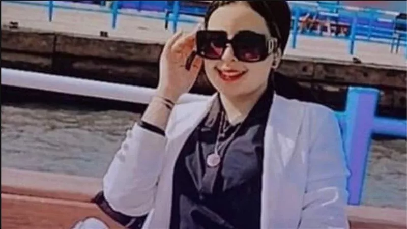  لحظة النطق بالحكم.. ماذا فعلت قاتلة والدتها بمساعدة العشيق في بورسعيد داخل القفص؟