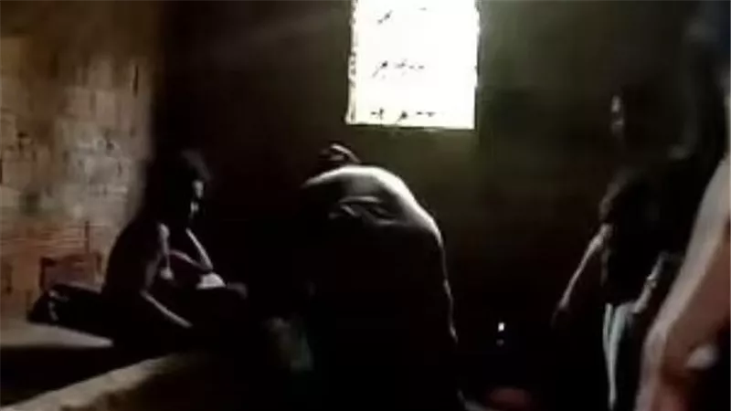  في زنزانة حديدية.. إنقاذ امرأة حبستها والدتها في المنزل منذ 20 عاما | فيديو