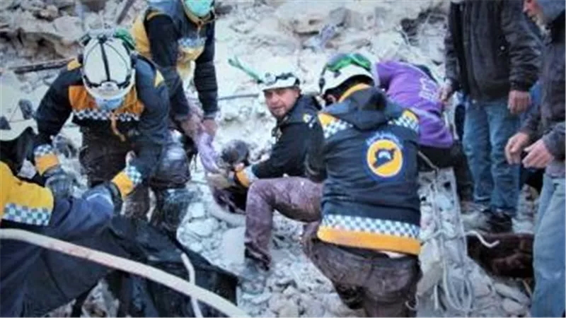 فيديو مؤثر.. لحظة إنقاذ عائلة سورية بعد 13 يوما تحت أنقاض الزلزال | شاهد