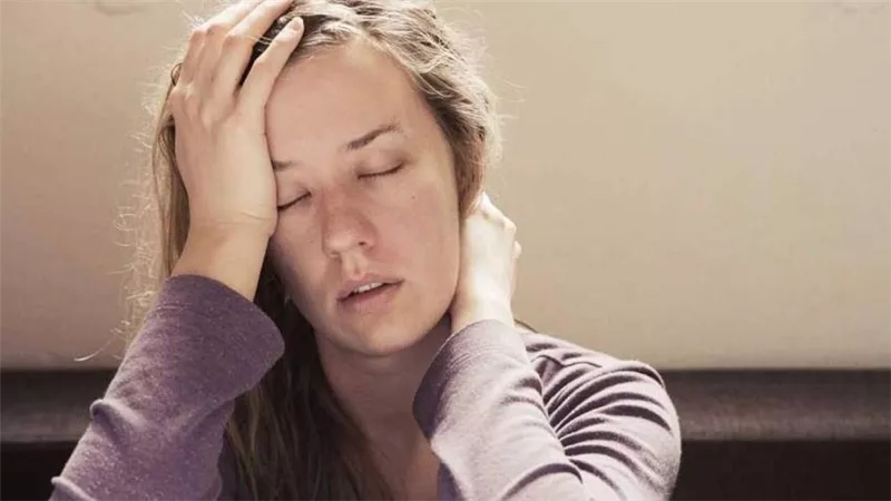 احذر.. أعراض يصدرها جسمك عند نقص فيتامين مهم بالجسم