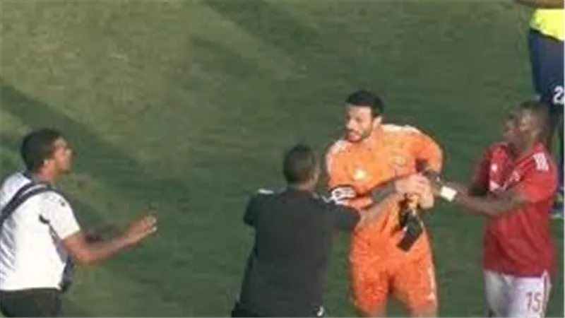 رش بنج واشتباكات.. قرار عاجل من الكاف بشأن مباراة الأهلي والهلال السوداني