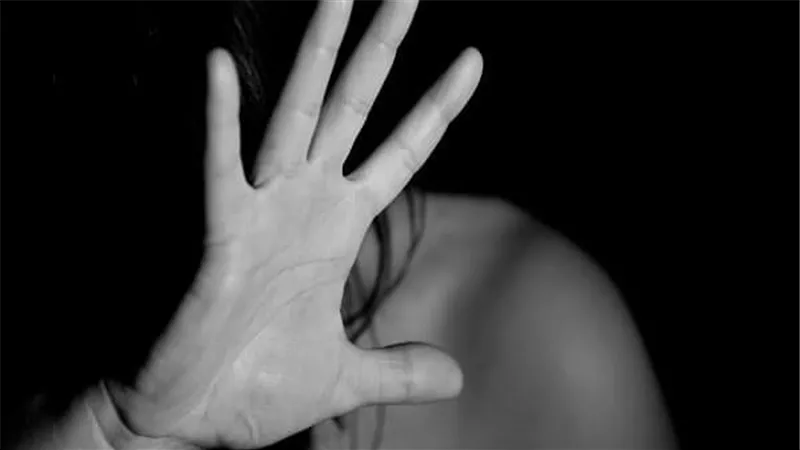 رمى عليا مية نار ونشر صوري عارية.. تفاصيل مثيرة في مأساة رنا مع زوجها