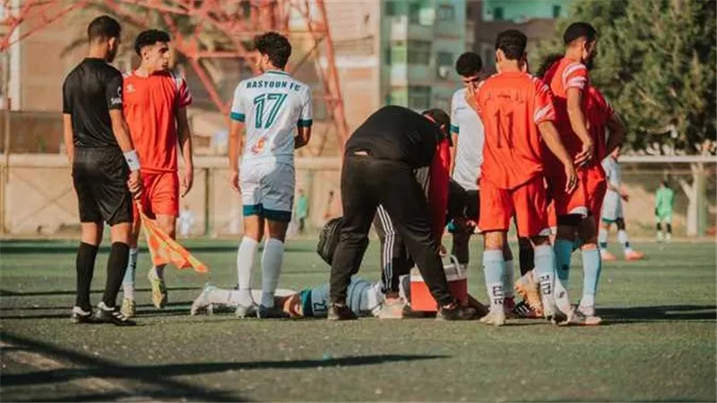 نجا من الموت بأعجوبة.. حكاية إنقاذ لاعب بلع لسانه في دوري المظاليم