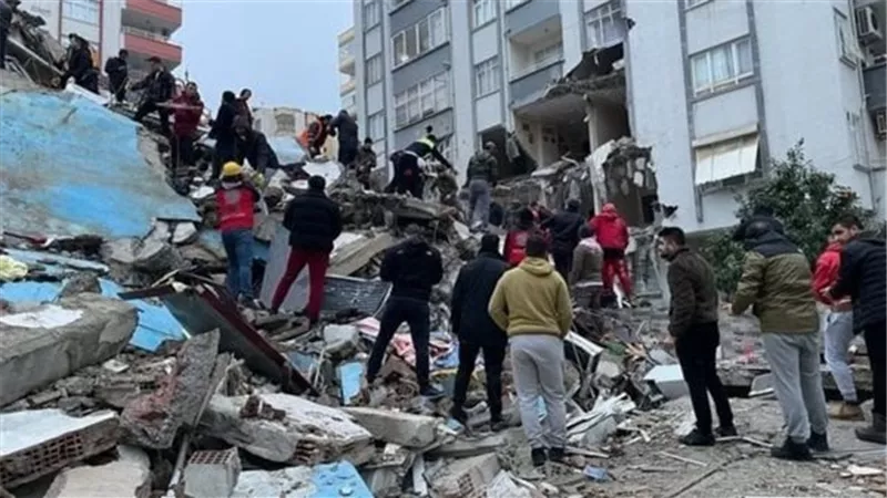 رعب وهلع.. فيديو مخيف للحظة حدوث الزلزال والسكان يلقون بأنفسهم من النوافذ | شاهد