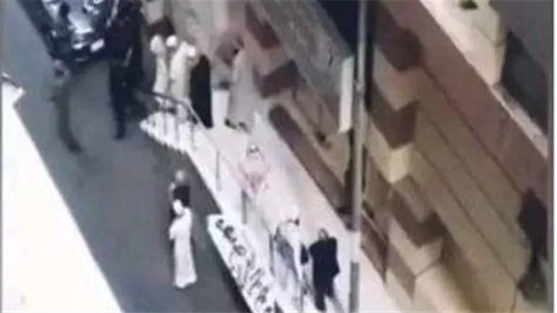 لقطات صادمة..مُعتمر يقتل اثنين داخل فندق بمكة المكرمة | شاهد